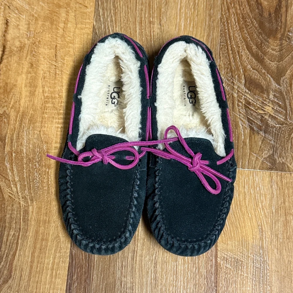 UGG Little Girl's Dakota Moccasin/Loafer Style Slippers (Size: 1Y) EUC